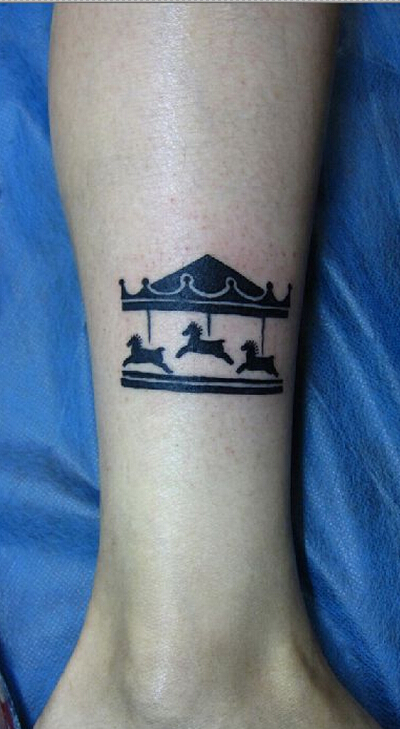小腿部上好看的黑白旋转木马纹身图案