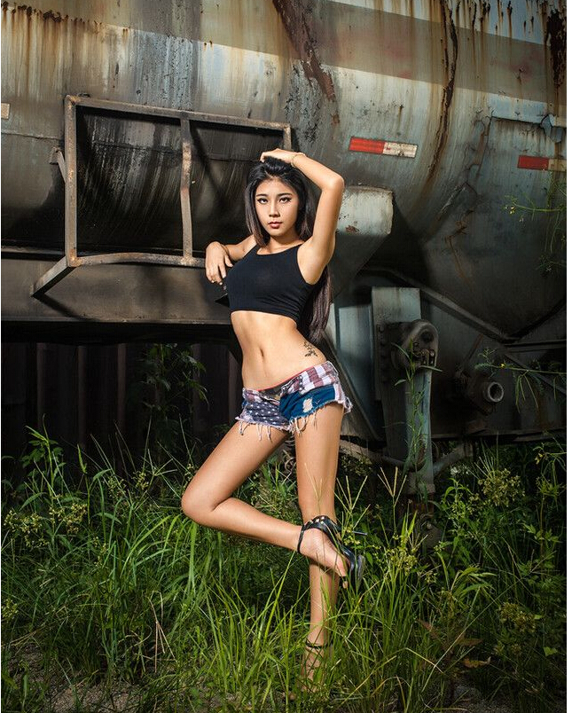 嫩模小棠女郎货车场个性秀纹身图片图片