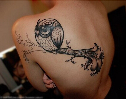 时尚男性后背部可爱好看的黑白猫头鹰