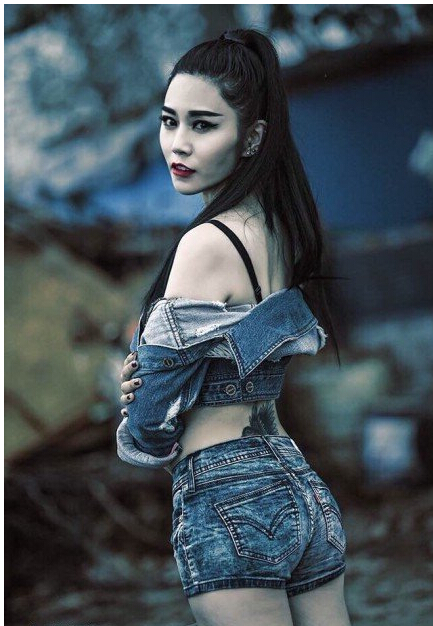 时尚靓丽美女性感诱惑迷人后腰部纹身图片