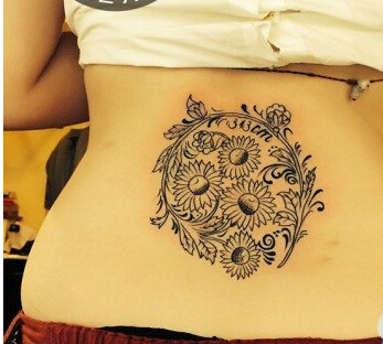美女后腰唯美好看的黑白向日葵纹身图