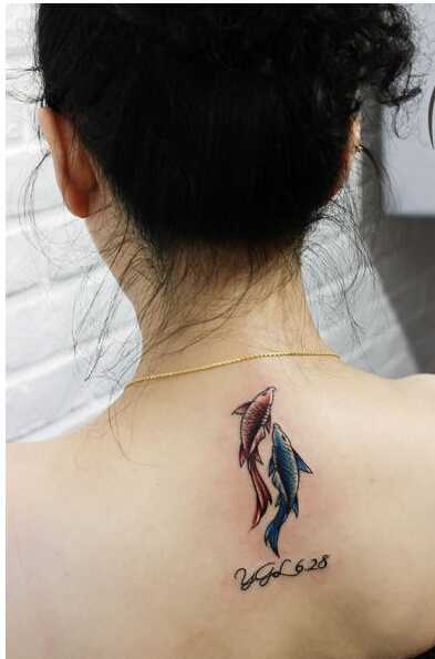 美女颈部可爱好看的彩色小鲤鱼纹身图图片
