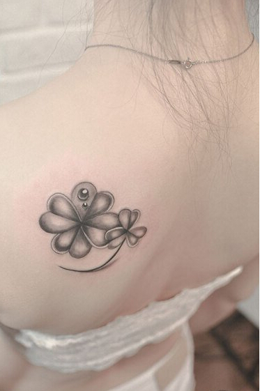 性感美女后背黑白四叶草纹身图案