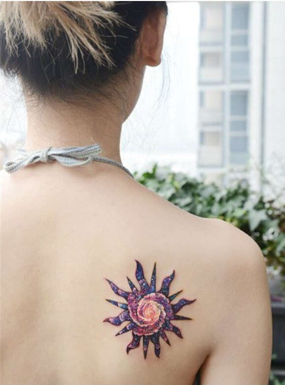美女背部唯美时尚好看的星空太阳纹身图片
