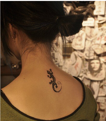 美女后背黑白图腾壁虎纹身图案