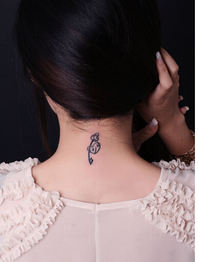 美女颈部精美好看的爱心钥匙纹身图案图片