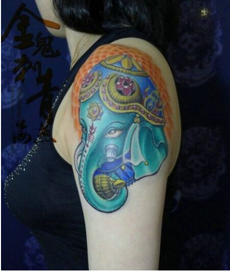 女生手臂一款彩色好看的象神纹身图案图片