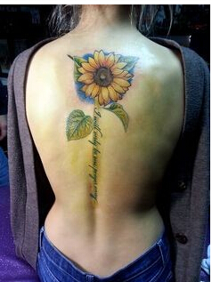 女性背部漂亮好看的向日英文葵纹身图图片