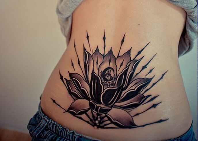后腰创意精美好看的黑莲花纹身图案