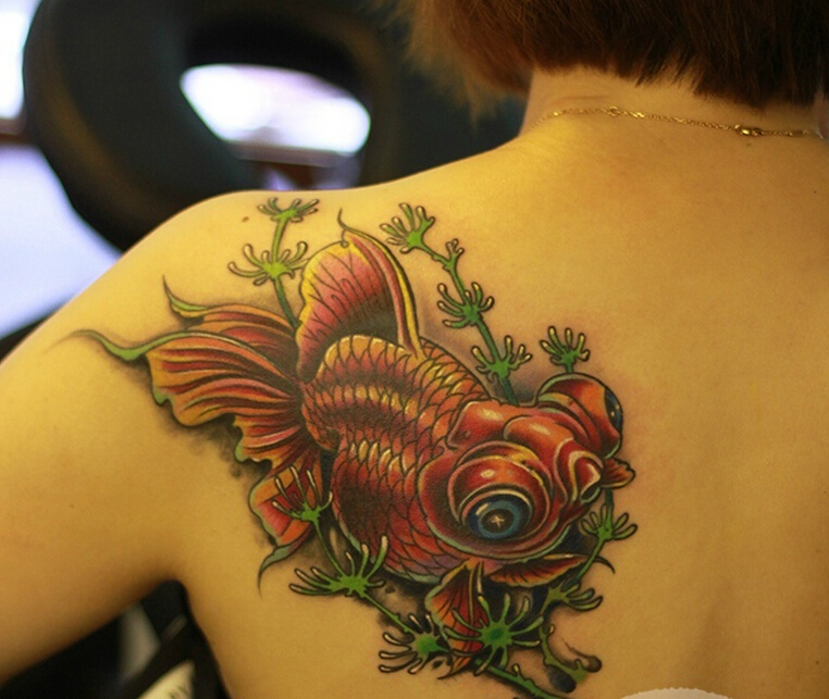 时尚女性后背大眼睛肥嘟嘟好看的红色图片