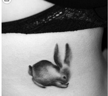 腰部精美好看的黑白小白兔纹身图案