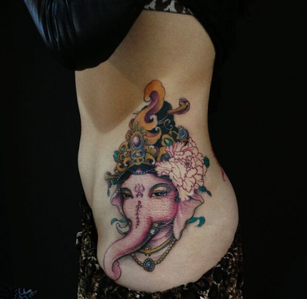 美女侧腰部唯美时尚好看的象神纹身图图片