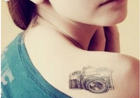 美女肩上唯美好看的黑白照相机纹身图