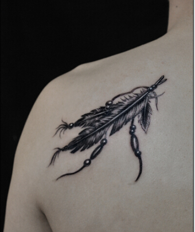 后肩背黑白羽毛纹身图案