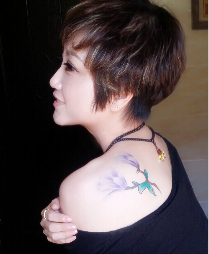 清纯可爱漂亮美女后肩背精美好看的花图片