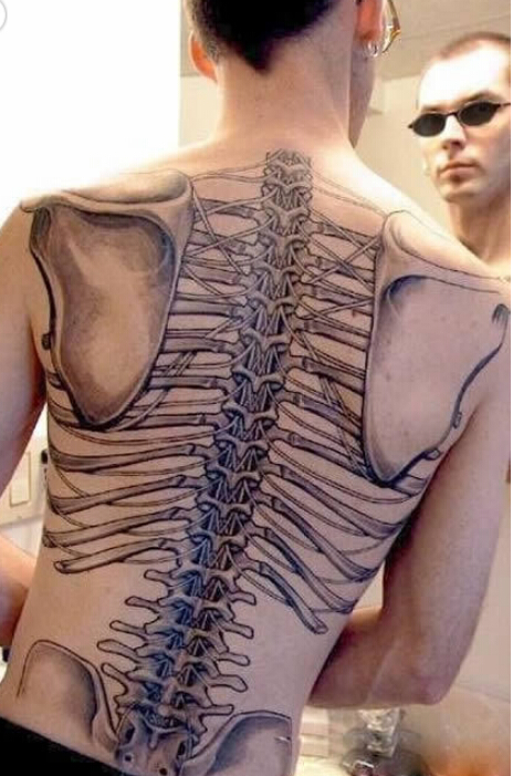 国外男子背部个性经典好看的骨骼纹身