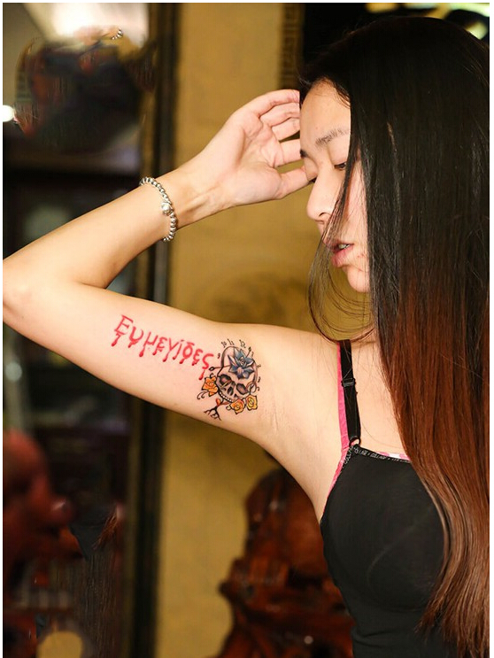 美女手臂个性时尚好看的骷髅纹身图案图片