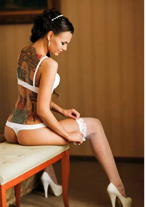 清纯靓丽欧美美女后背个性纹身图片图片