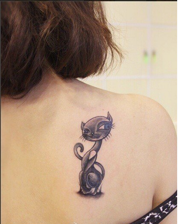 女性背部精美好看的黑白猫咪纹身图案