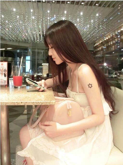 时尚靓丽美女手臂可爱好看的星星独特图片