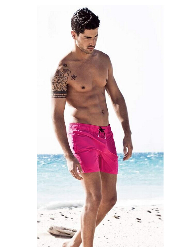 欧美帅哥海边秀半甲个性纹身图片