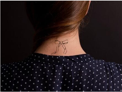 美女颈部小巧漂亮好看的蝴蝶结纹身图图片