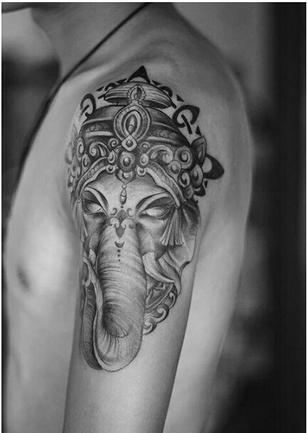 手臂上一款漂亮好看的黑灰象神纹身图图片