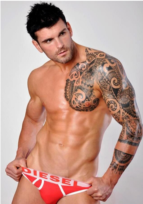 很帅气的欧美男性模特个性半甲图腾纹