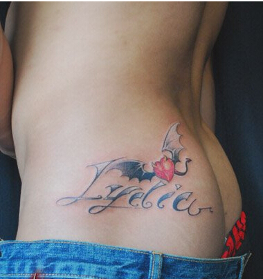 性感女性臀部小翅膀心脏纹身图案