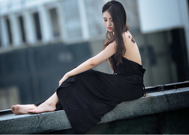 黑色长裙美女的后背漂亮花朵纹身图片图片