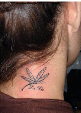 颈部唯美好看的蜻蜓纹身图案图片