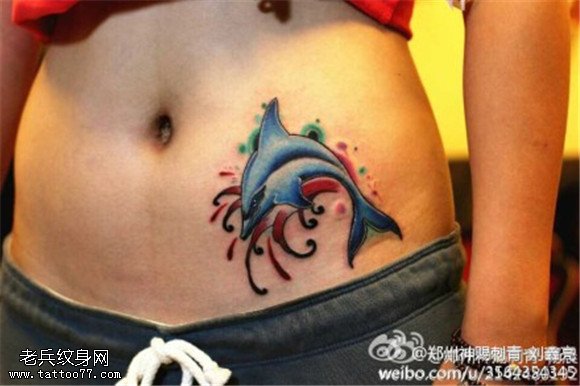 腹部彩色鲸鱼纹身图案
