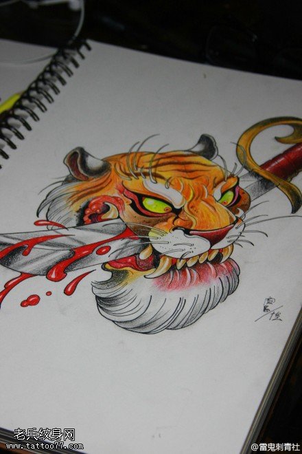 彩色老虎头匕首纹身图片