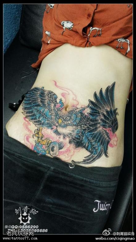 腹部彩色老鹰纹身图案
