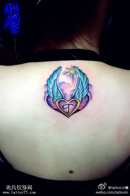 背部彩色翅膀爱心纹身图案