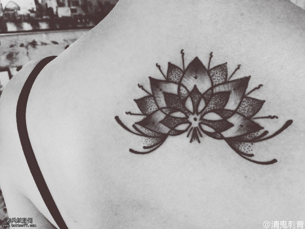 后背点刺梵花纹身图案