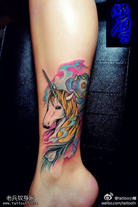 腿部彩色独角兽纹身图案