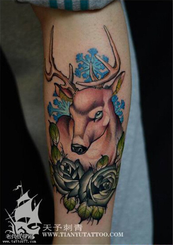 手臂彩色羚羊玫瑰纹身图案