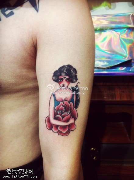 手部彩色玫瑰女郎纹身图案