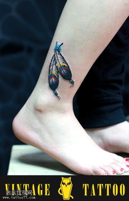 腿部个性彩色羽毛纹身图案