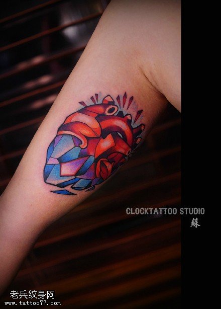 手臂内侧彩色心脏纹身图片