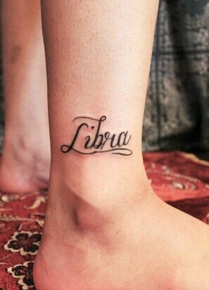 时尚简单的脚踝英文刺青