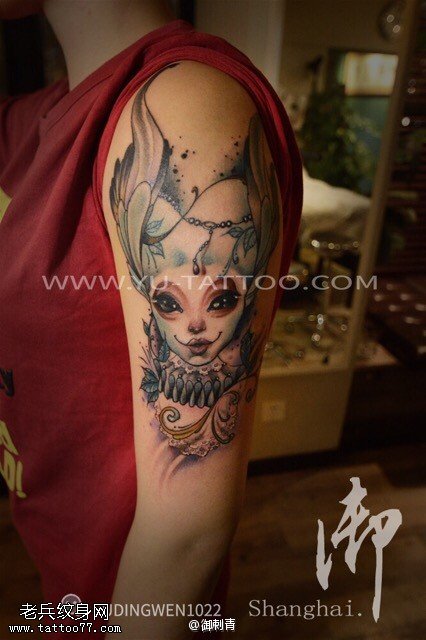 手臂彩色死亡女郎纹身图案