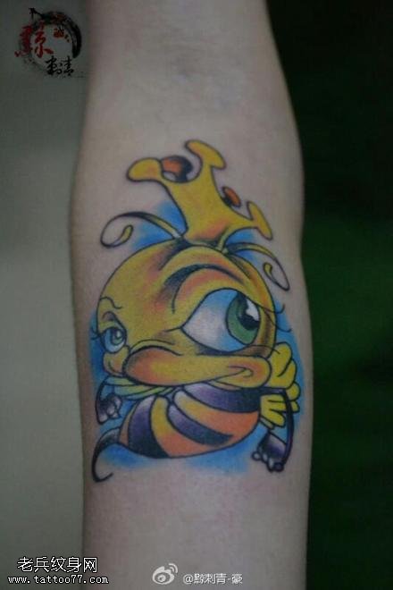 手臂彩色小丑鱼纹身图案