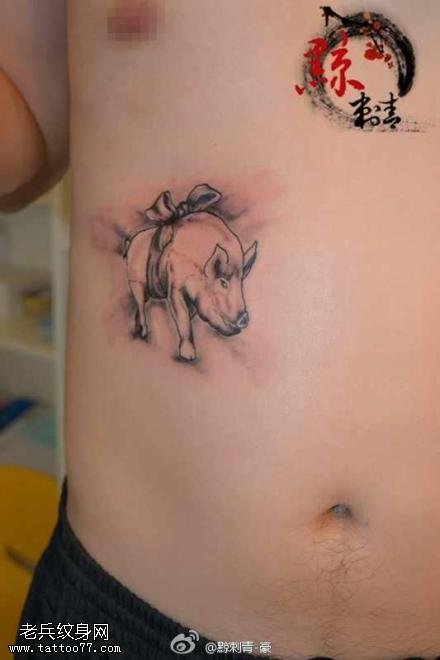 腹部猪纹身图案