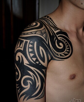 帅气的半甲图腾刺青