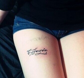 大腿部的纹身小巧而有诱惑力