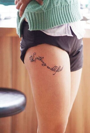 大腿部的纹身小巧而有诱惑力