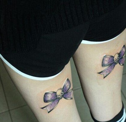 小巧却不失性感的腿部蝴蝶结刺青