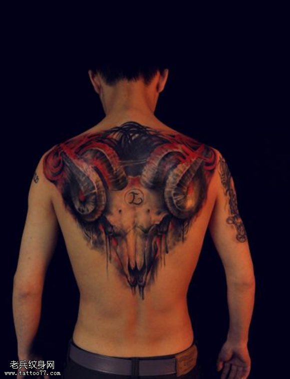 一款个性的羊骷髅纹身图案